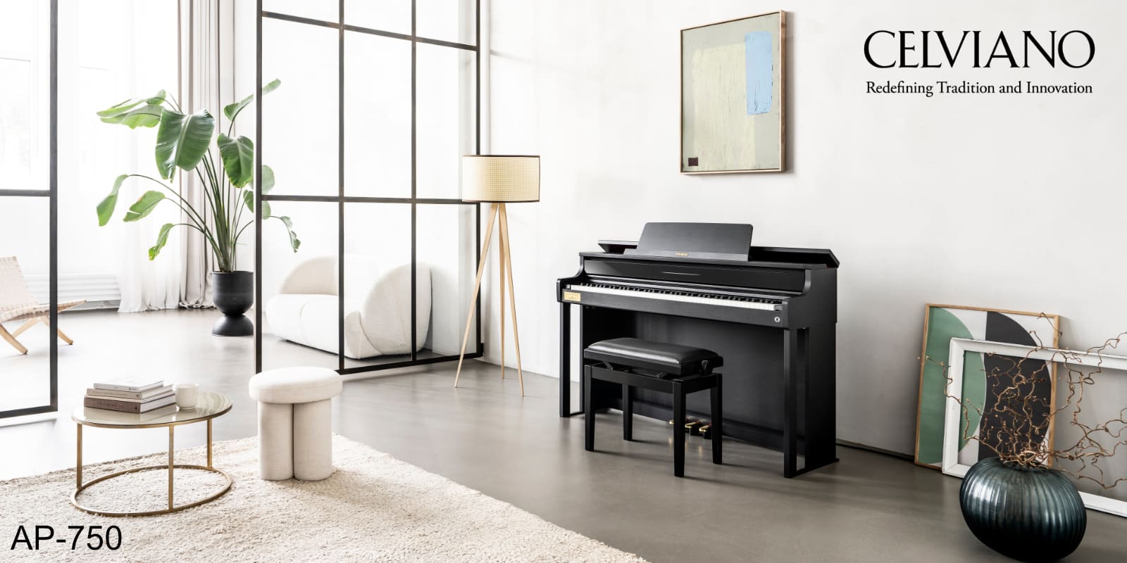 Un pianoforte digitale CASIO AP-750 nero con panca coordinata si trova sulla parete di un soggiorno luminoso e arredato con stile. La scritta “Celviano - Redefining Tradition and Innovation - AP-750” completa l'immagine.