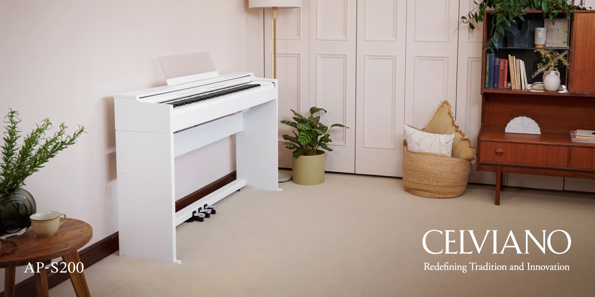 Un pianoforte digitale CASIO bianco e una panca per pianoforte abbinata sono appesi alla parete di una stanza chiara in un vecchio edificio. La scritta “Celviano - Redefining Tradition and Innovation - AP-S200” completa l'immagine.