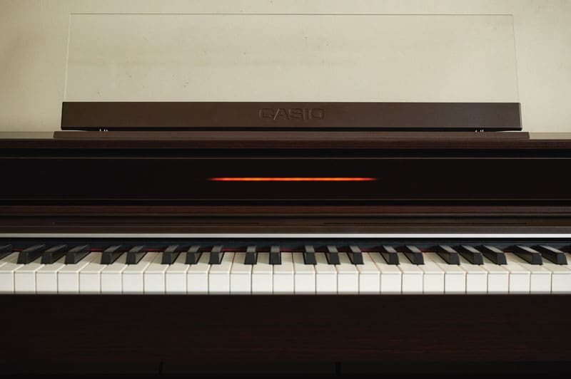 Vista frontale del pianoforte digitale AP-S450 marrone