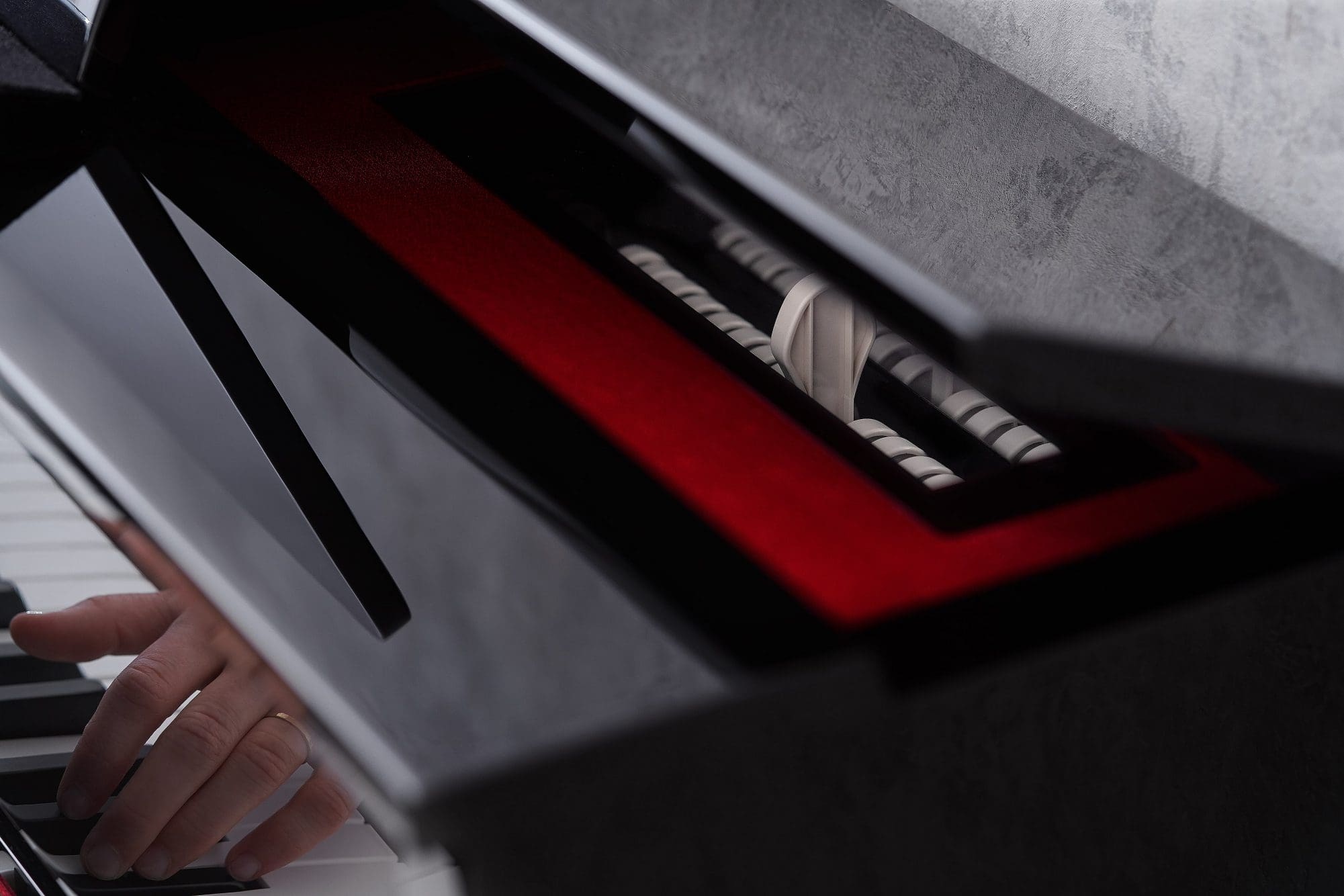 Vista del movimento del martelletto del pianoforte digitale CELVIANO Grand Hybrid GP-510BP attraverso il coperchio sollevato dello strumento