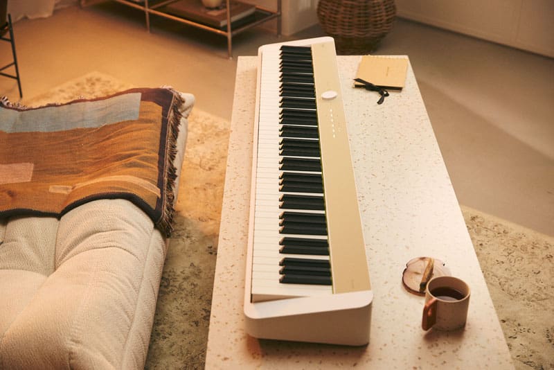 Un'immagine di un pianoforte in Mellow Beige in una stanza dai colori naturali.