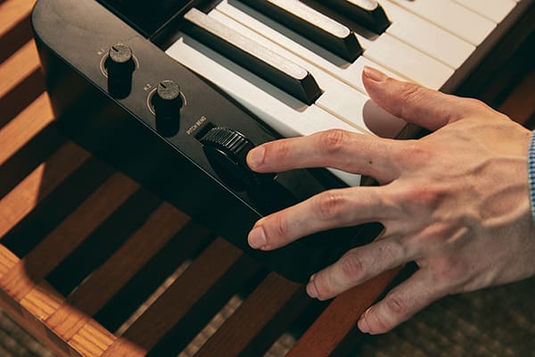 Primo piano della rotella del pitch bend del Privia PX-S3100