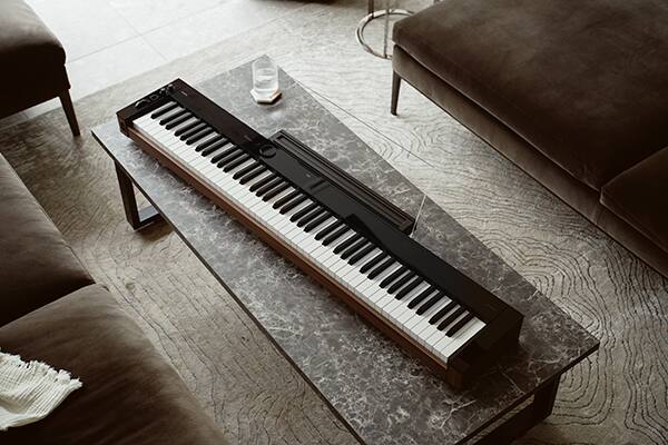 Il pianoforte digitale PX-S6000 è posato su un tavolo da soggiorno in marmo