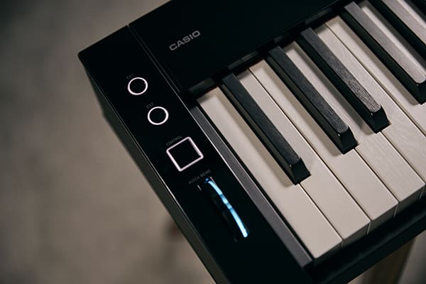 Primo piano dei controlli illuminati sul lato sinistro del pianoforte digitale PX-S7000BK