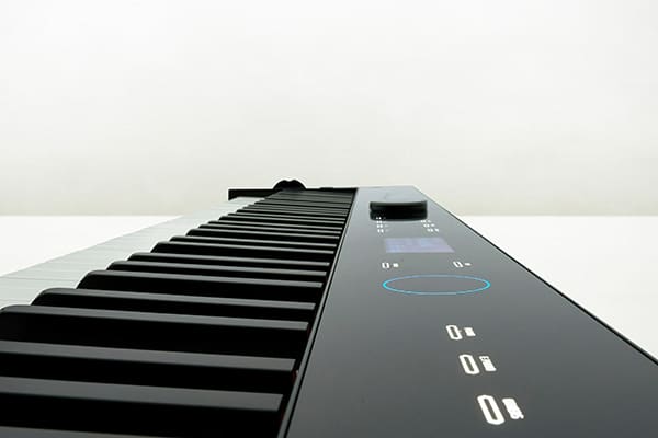 Primo piano della superficie utente piatta con controlli touch Tasti