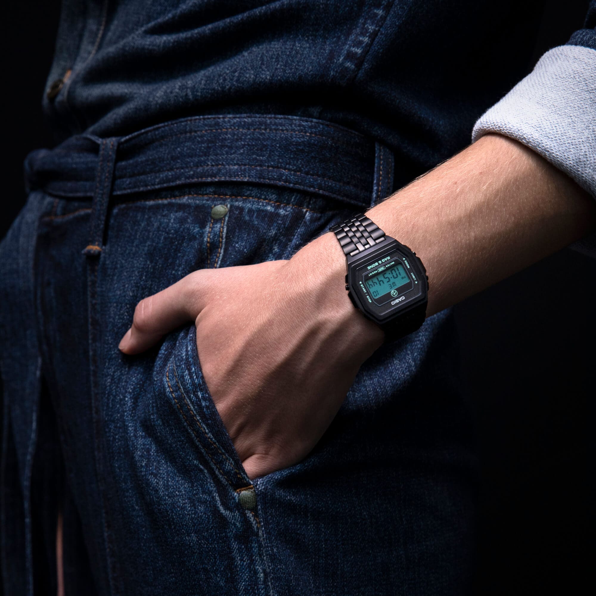 Una persona indossa l'orologio Casio Vintage A1000RCB-1 con un display turchese brillante.