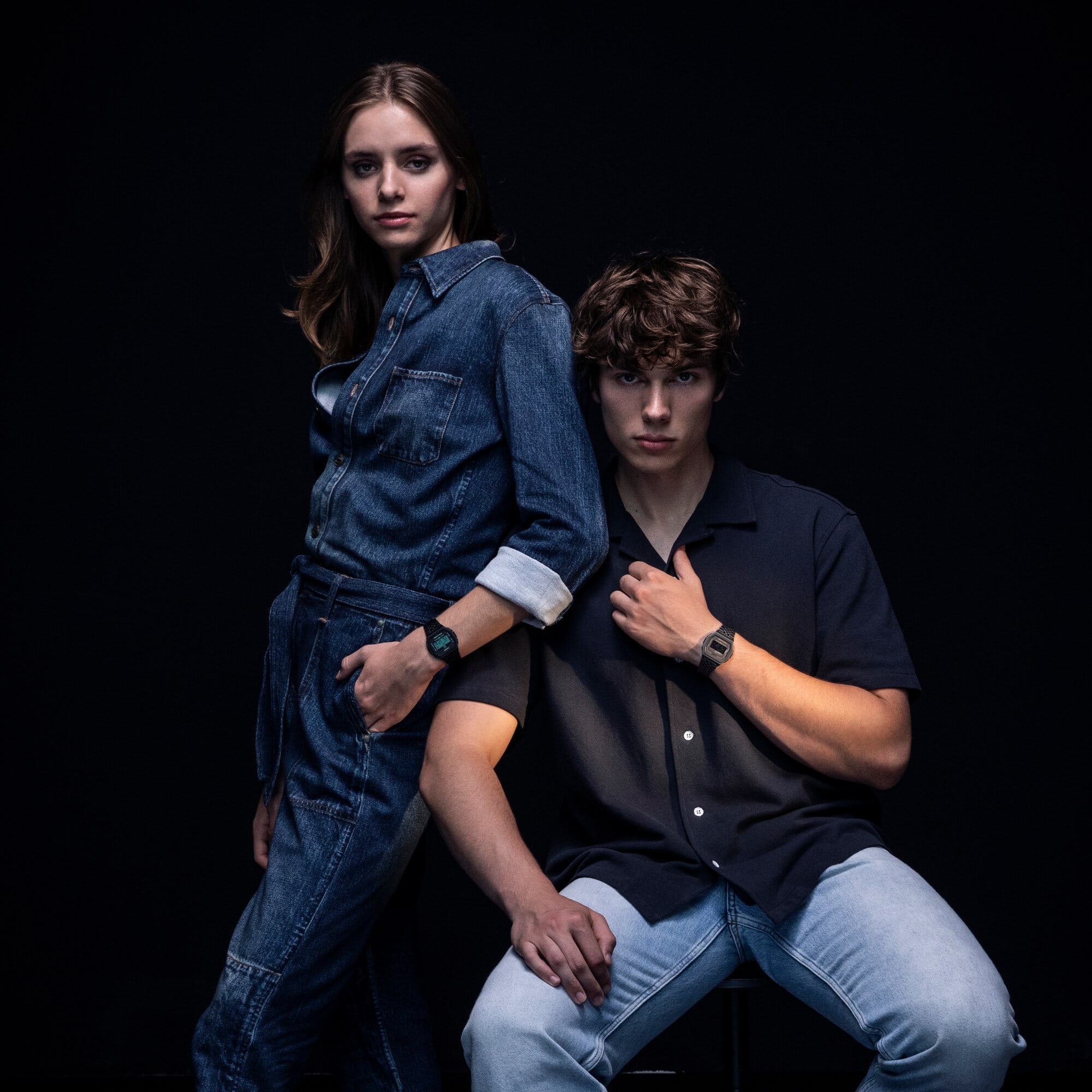 Due persone su uno sfondo nero indossano i modelli della collaborazione rag&bone di Casio Vintage