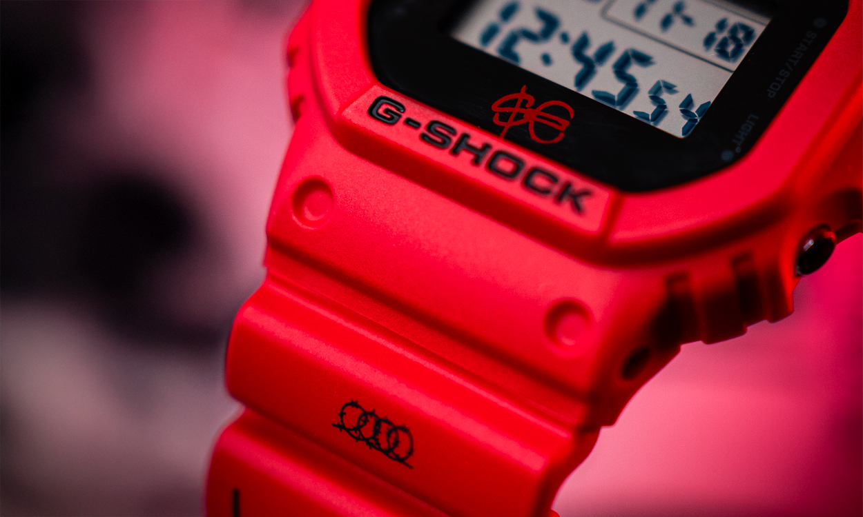 Primo piano del display del DW-6900SFE25-1 con la luce rossa accesa. Sullo sfondo appare il logo Sfera Ebbasta.