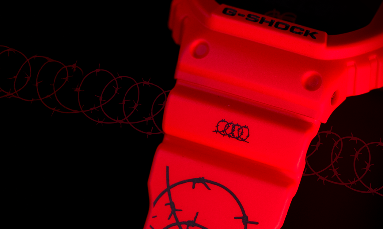 L'orologio della collaborazione su una mazzetta di banconote.