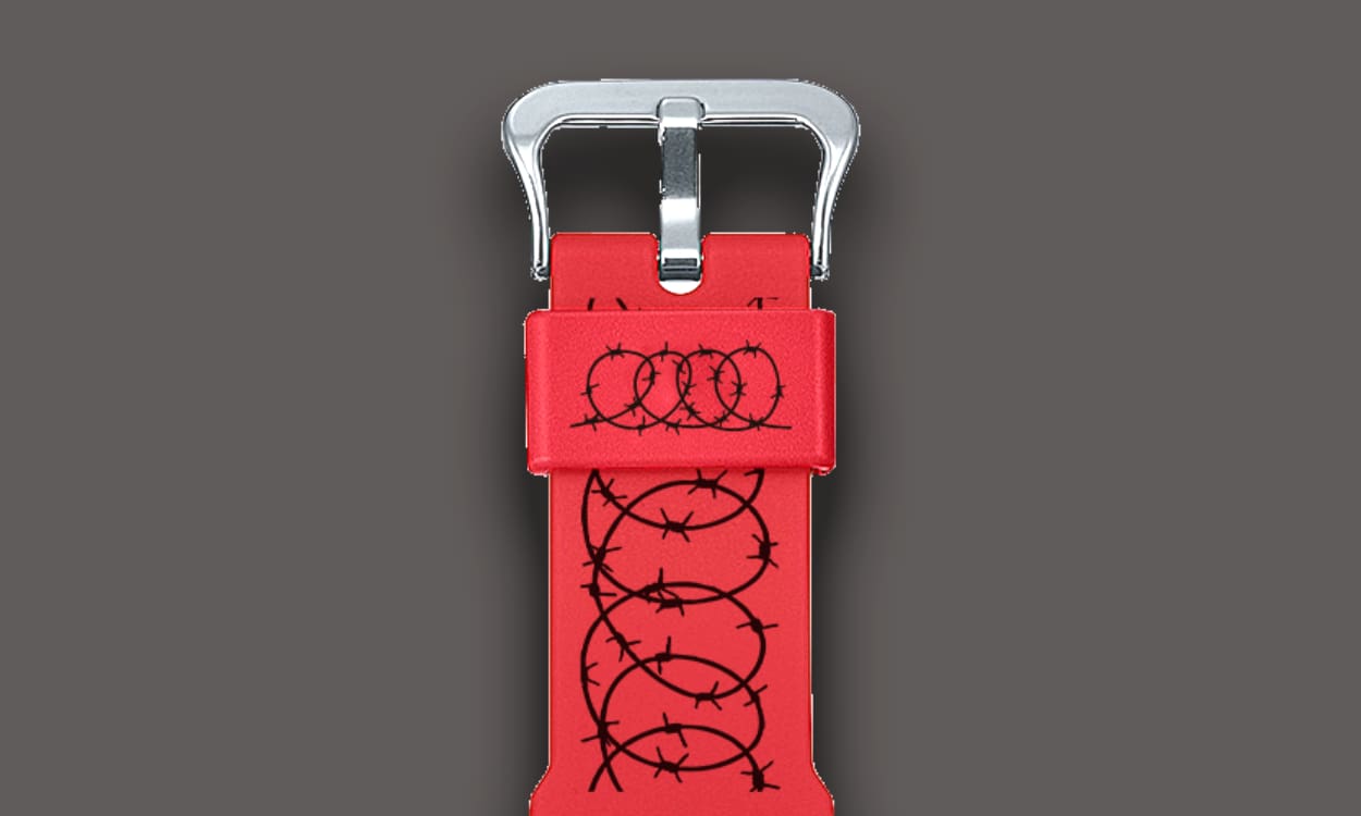 Primo piano del display del DW-6900SFE25-1 con la luce rossa accesa. Sullo sfondo appare il logo Sfera Ebbasta.