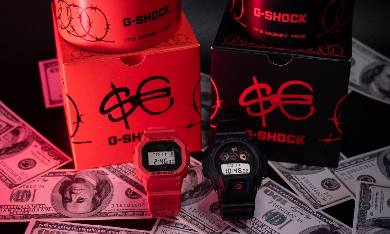 L'orologio della collaborazione su una mazzetta di banconote.