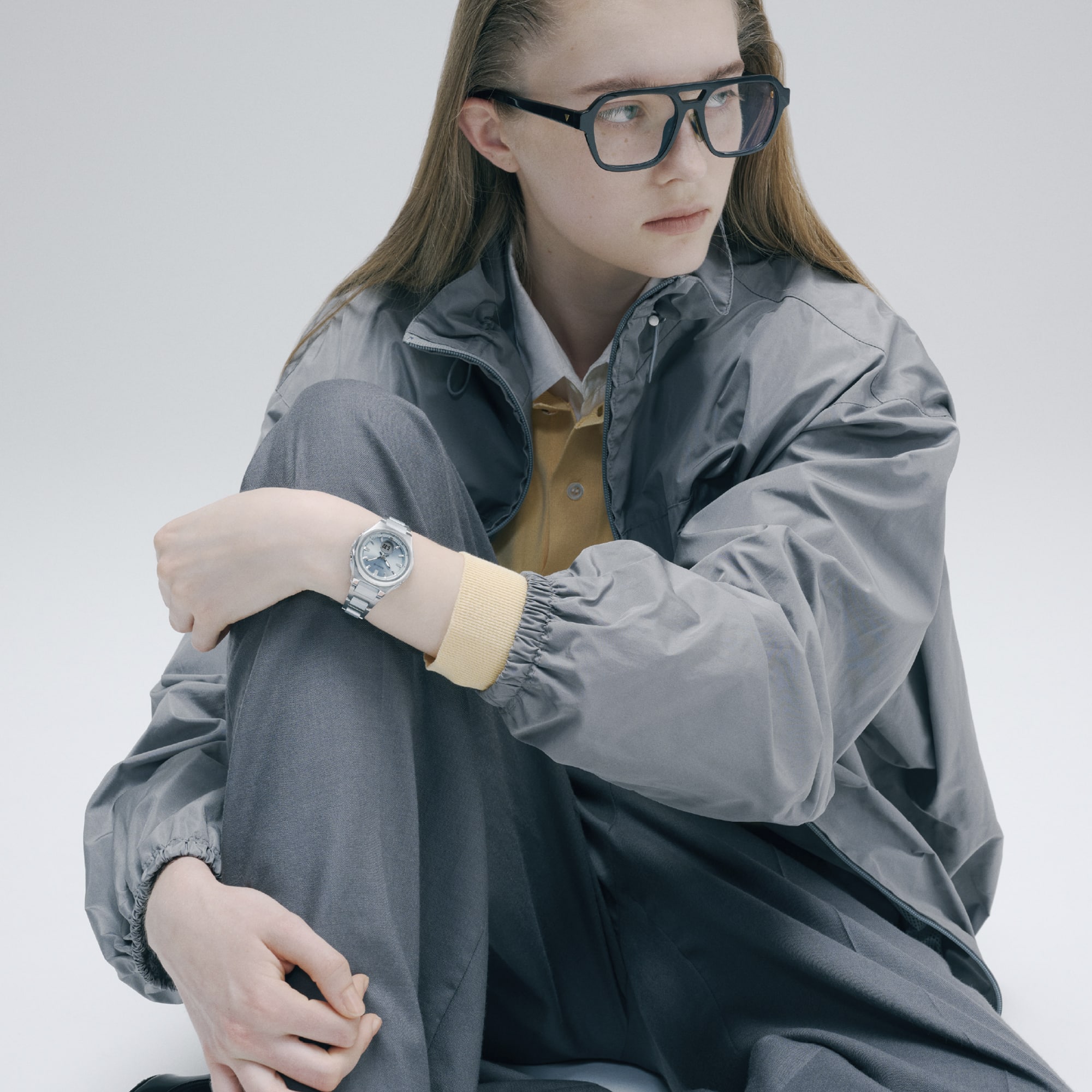 BGA-3000C-2Aを着用して女性が床に座っている写真