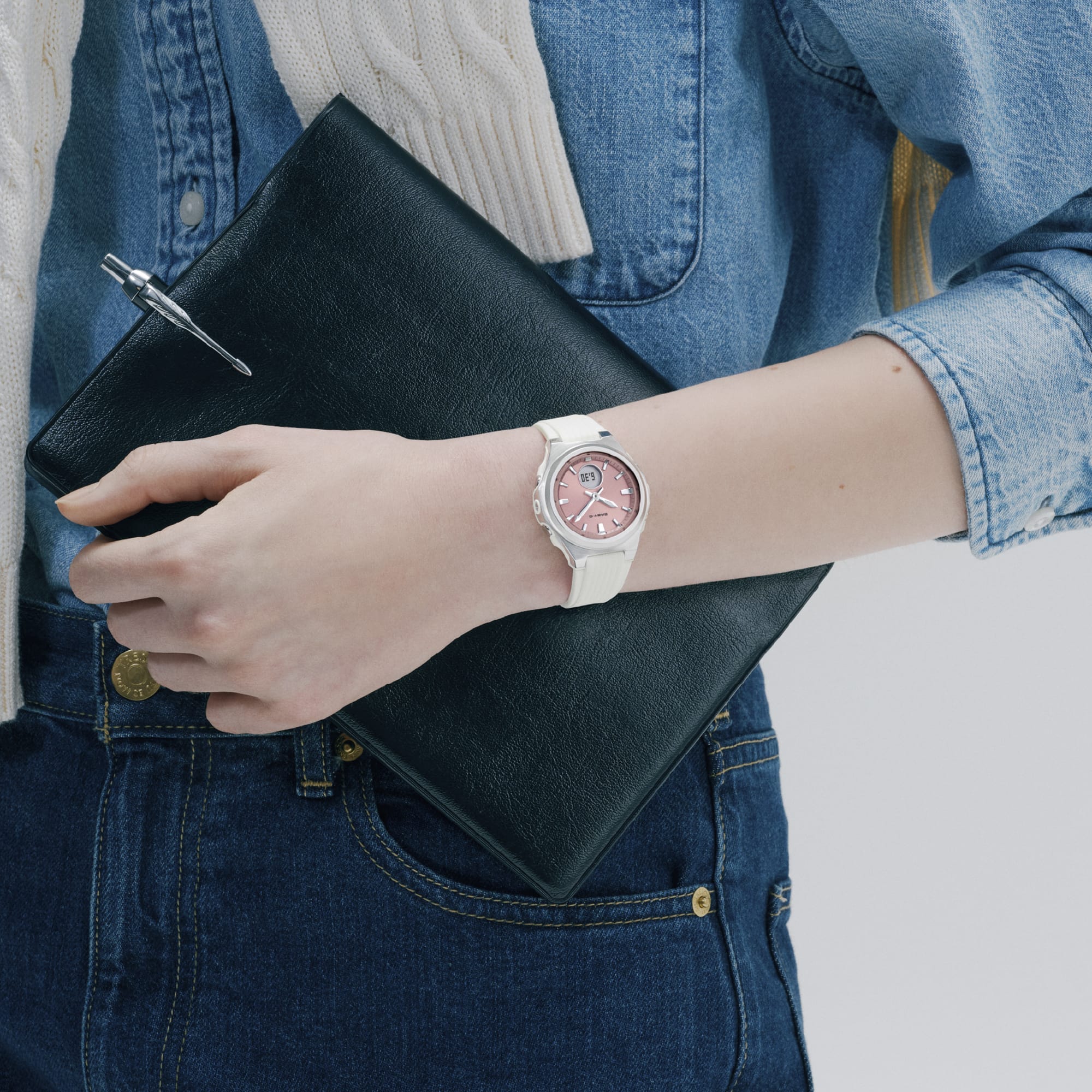 BGA-3000-7Aを着用した女性がノートを持っている写真