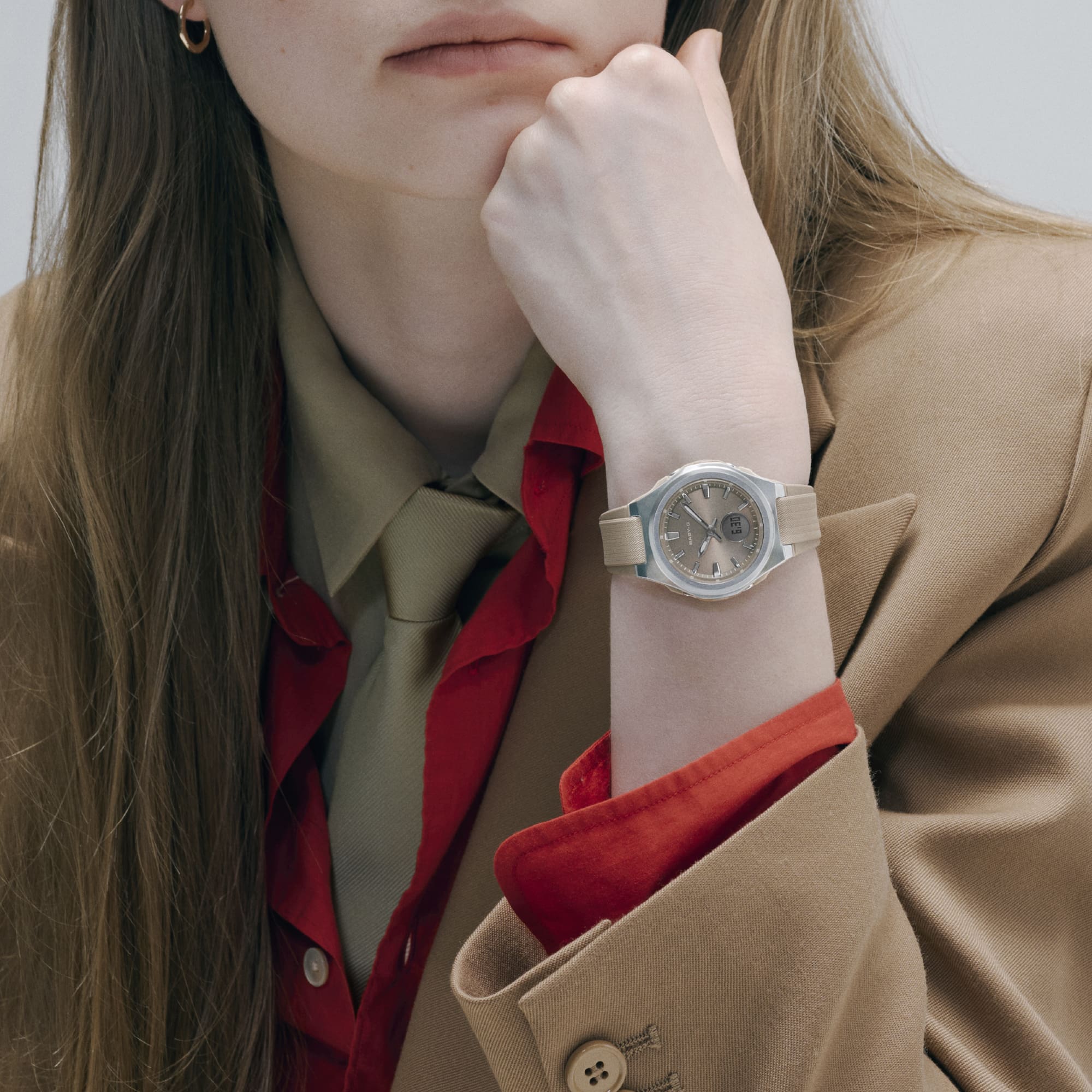 BGA-3000-5Aを身につけた女性の手首のアップ写真