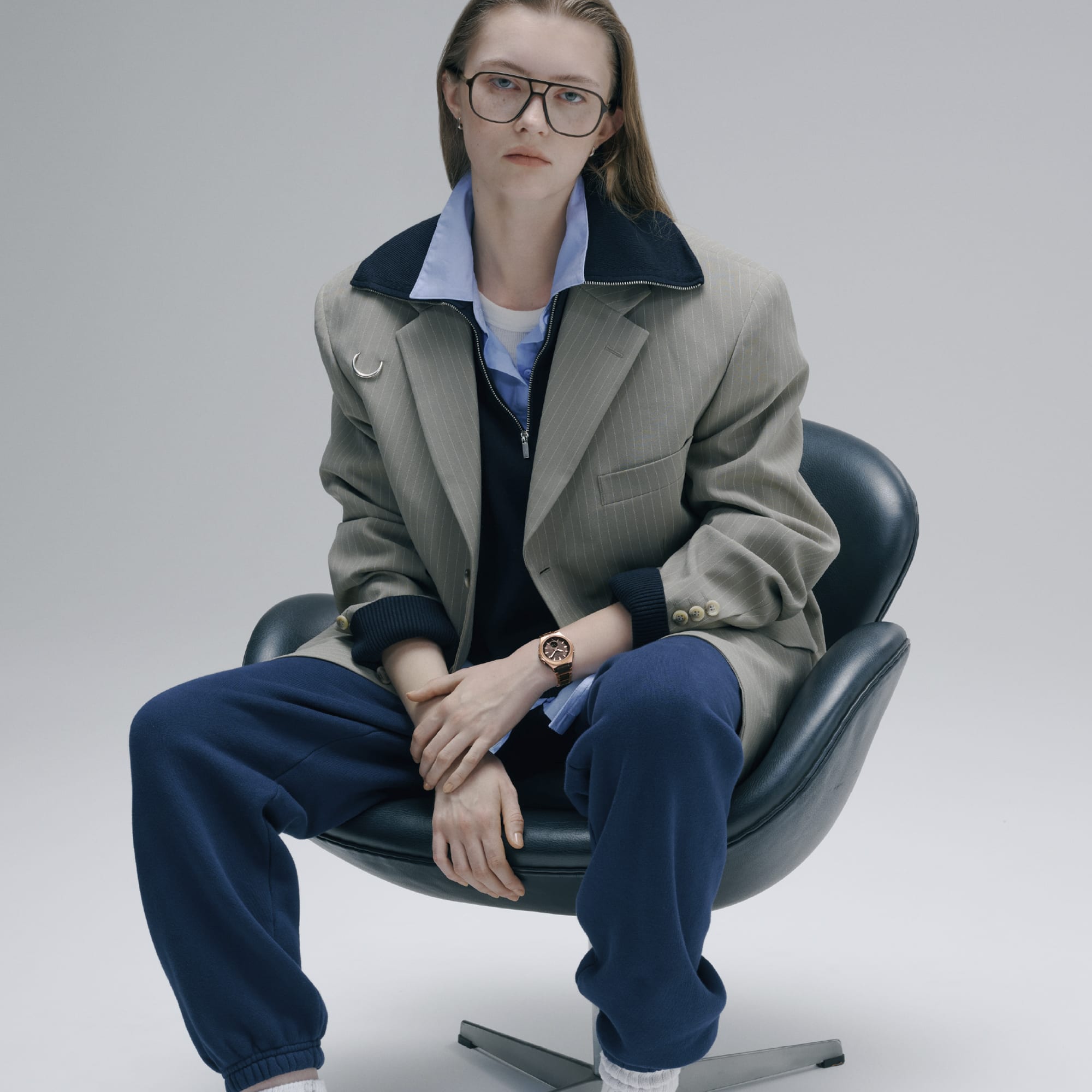 BGA-3000CG-5Aを身につけた女性が椅子に座ってポーズをとる写真