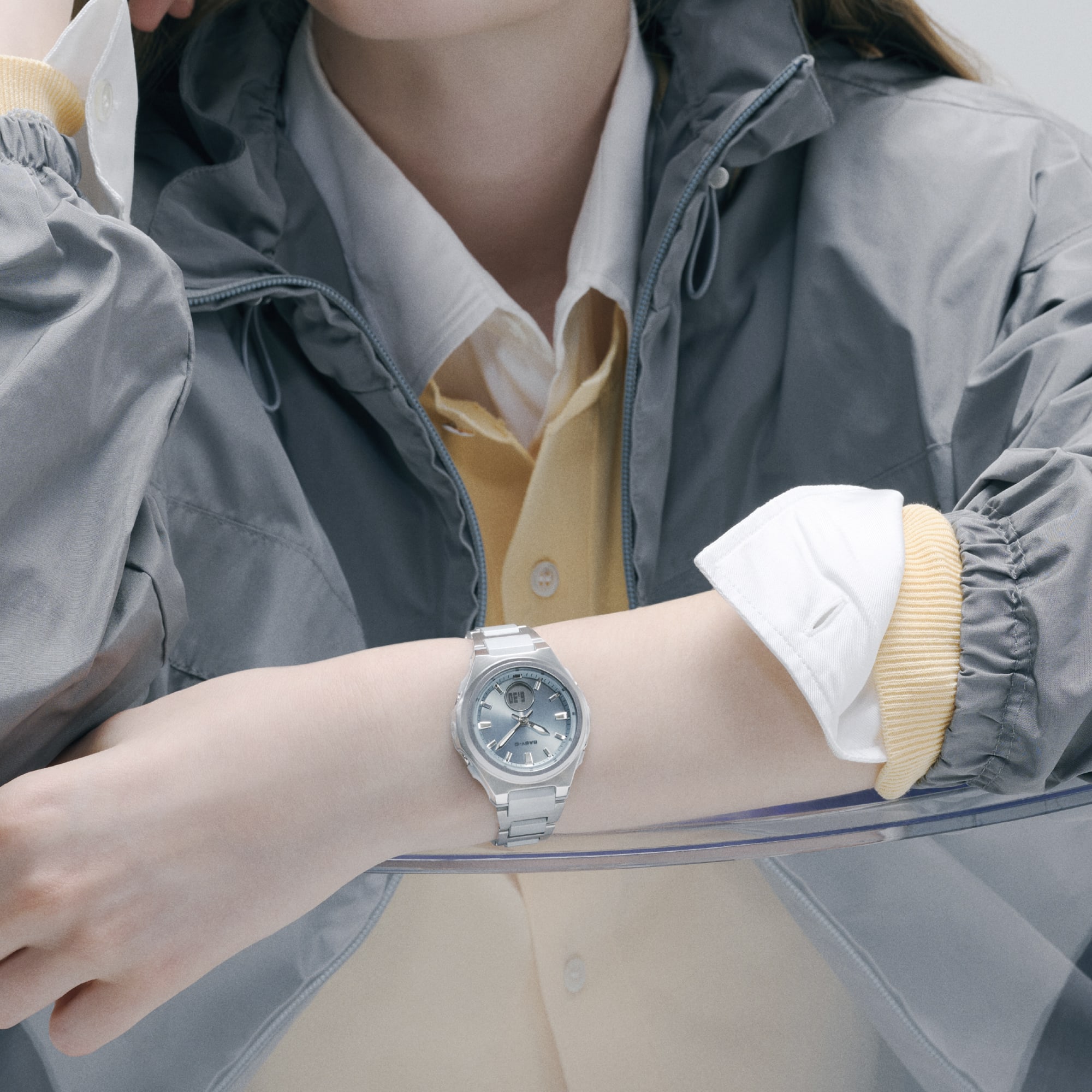 BGA-3000C-2Aを身につけた女性の手首のアップ写真