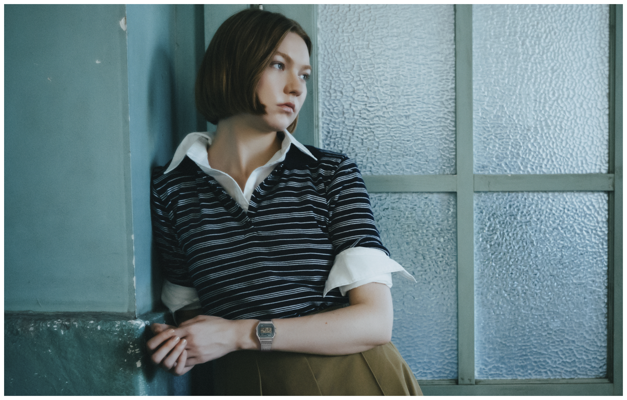 女性がA158WEM-3を着用してポーズをとっているイメージ写真