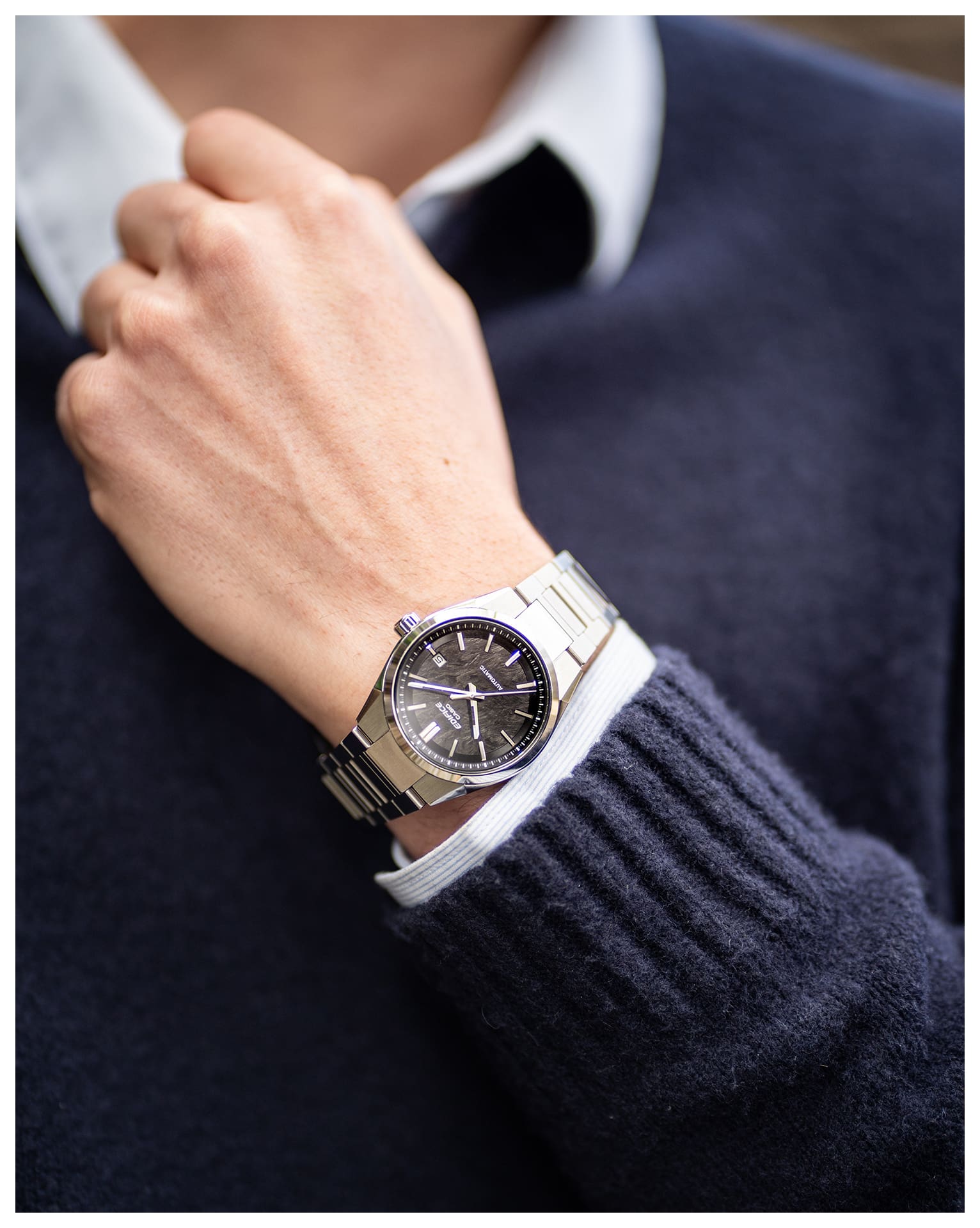 EFK-110D-1Aを着用している男性の腕のクローズアップ写真