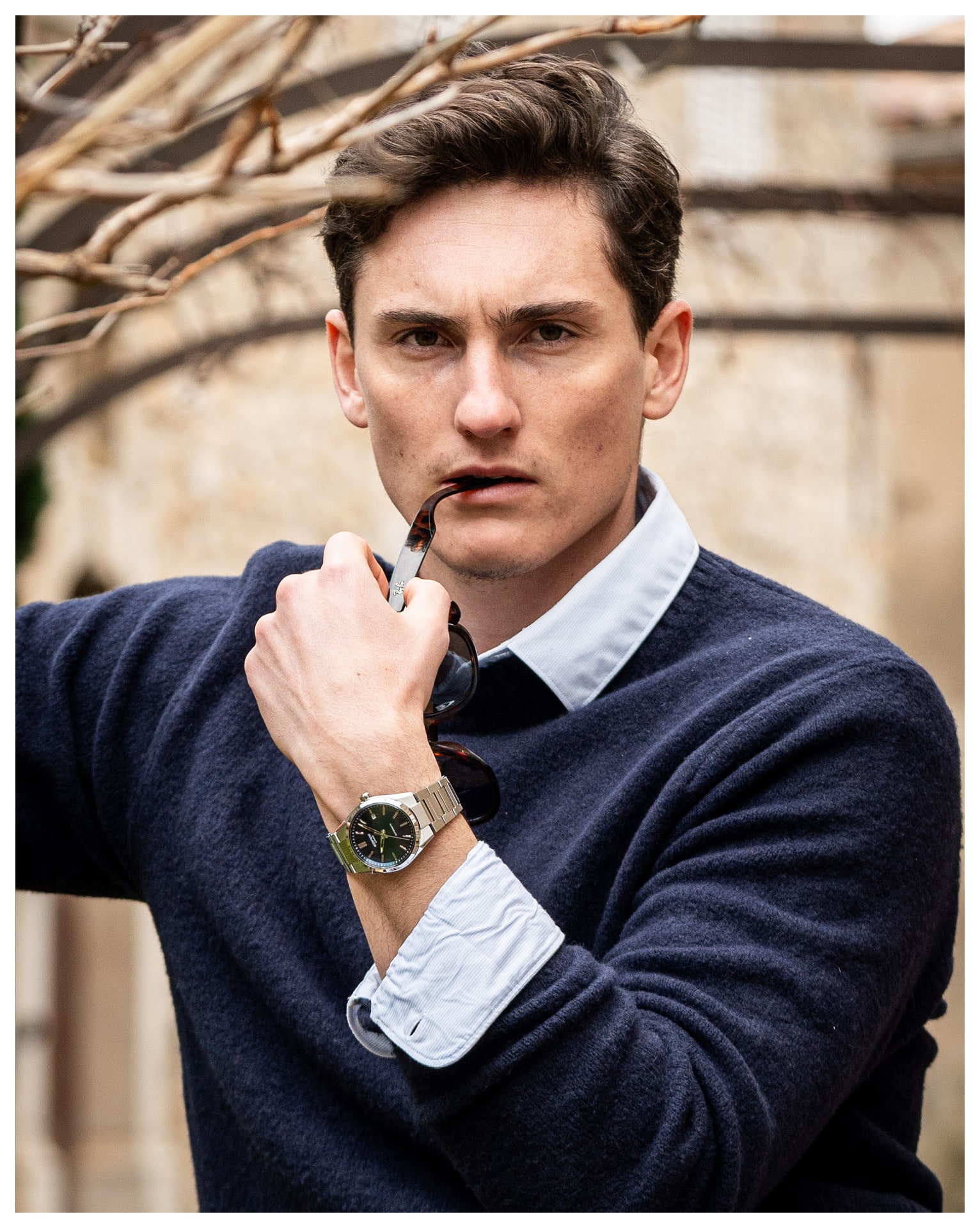 EFK-110D-1Aを着用している男性がパイプを咥えてポーズをとる写真