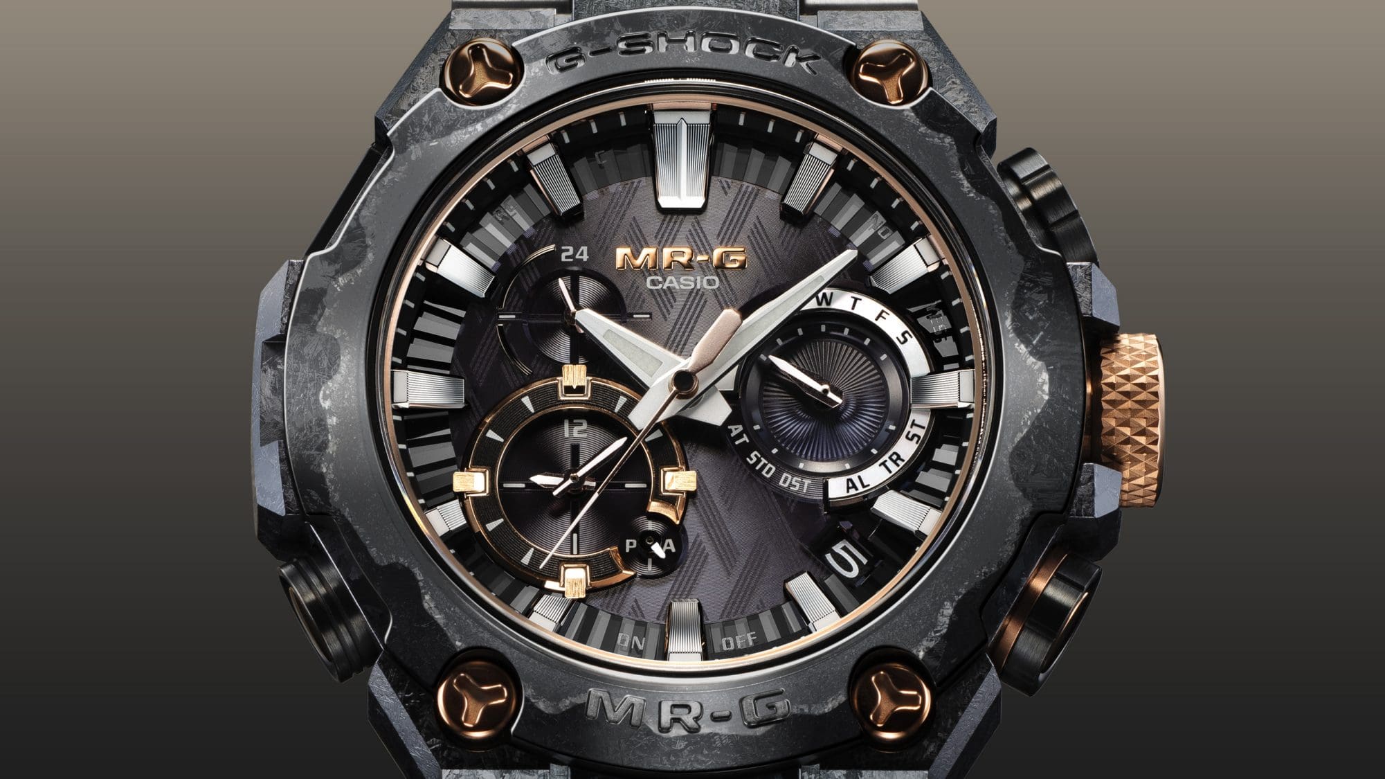 刀剣の世界観を形にした菱巻柄ダイアル