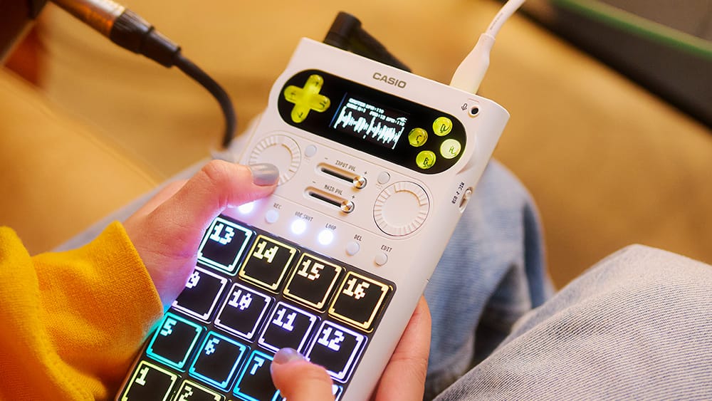 SXC-1の操作部、ディスプレイが写った画像