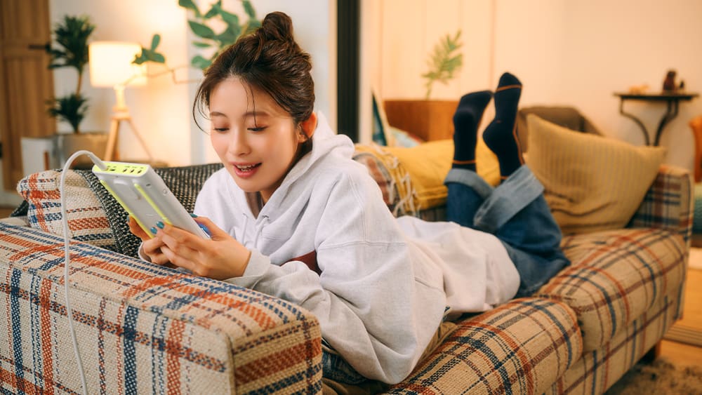 ソファでくつろぎながらSXC-1を楽しんでいる女性の写真