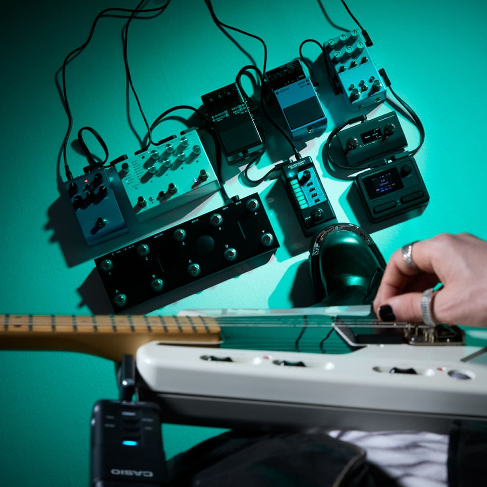 DIMENSION SHIFTERのレシーバーとエフェクターが接続された写真