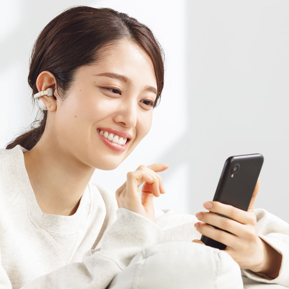 スマートフォンを操作する写真