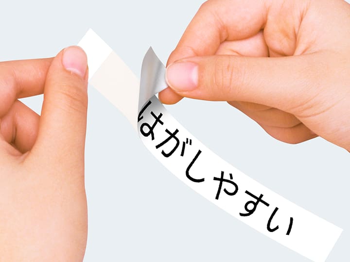 シールにのみ切り込みを入れ、台紙からはがしやすくします。