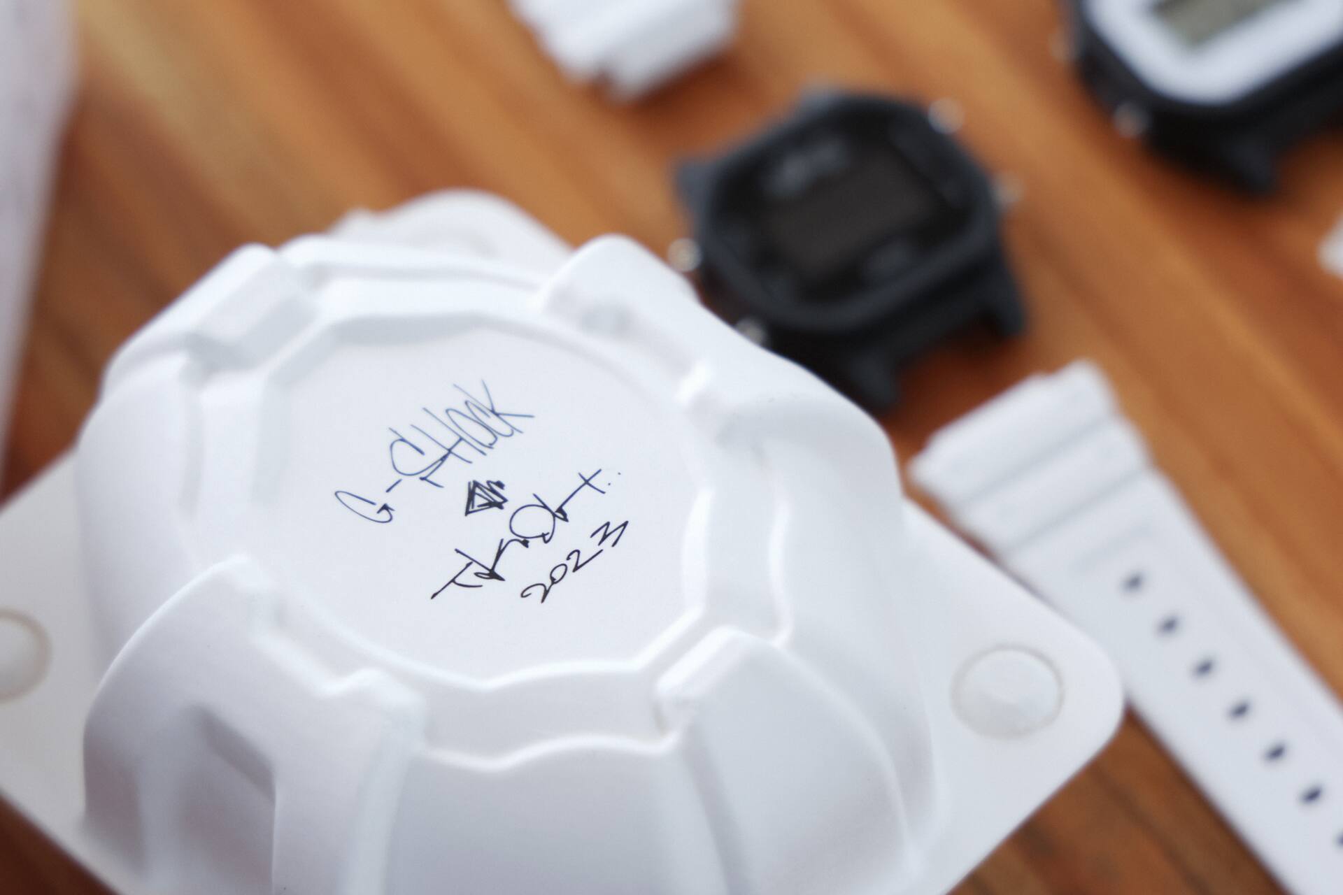 商品を購入するとエコ素材で作られたサイン入りのパッケージに梱包され手元に届く