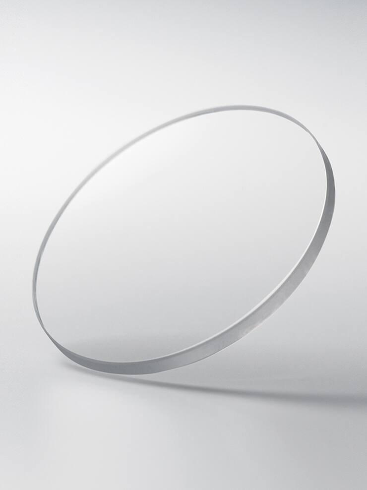 រូបថតបង្ហាញពីកញ្ចក់គ្រីស្តាល់ត្បូងកណ្ដៀងរបស់ MRG-B2000KT