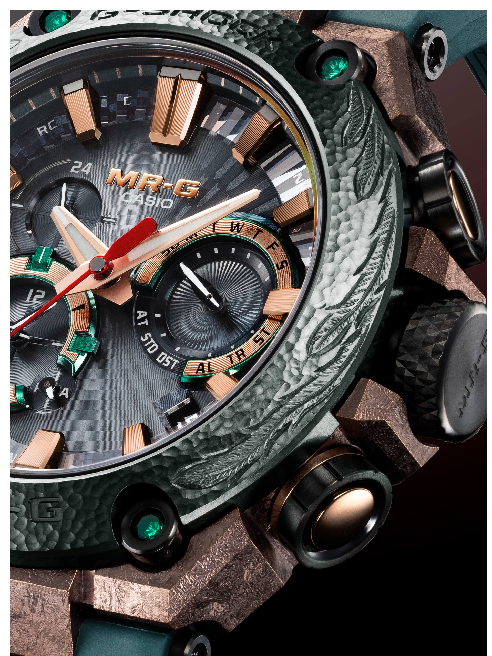 រូបថតនាឡិកា MRG-B2000KT បែរមុខទៅឆ្វេងជាមួយនឹងការឆ្លាក់សត្វហង្ស