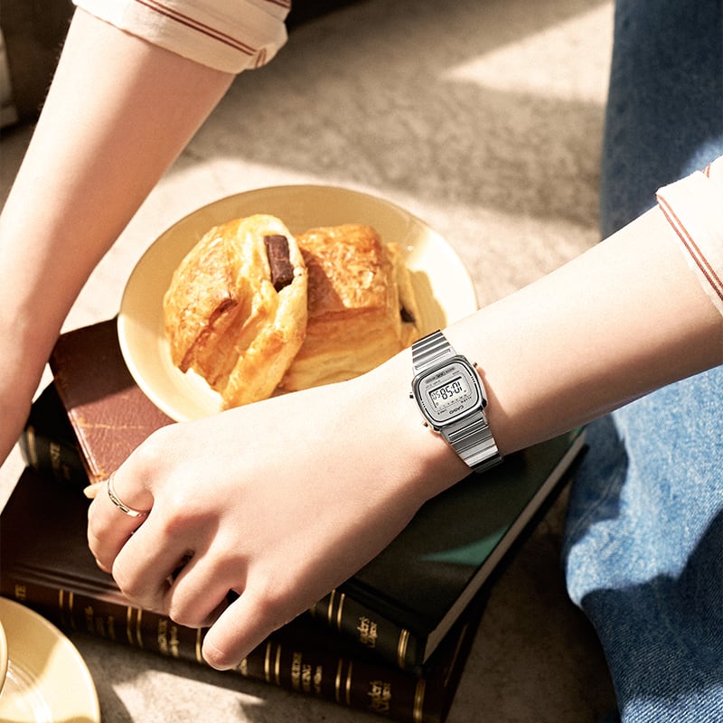 시계를 착용한 여성의 손 사진.