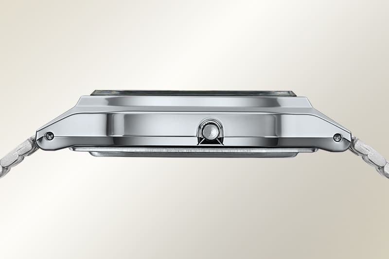 Zijaanzicht van de slanke zilveren AQ-230 bezel