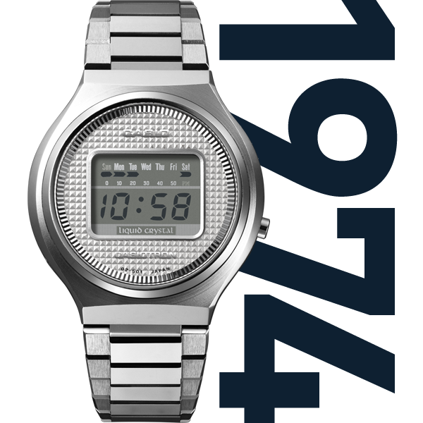 Het zilverkleurige Casiotron digitale horloge QW02 naast het jaartal 1974