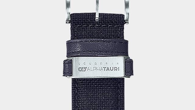 De sluiting van de armband van een EQB-1000AT met het Scuderia AlphaTauri Team logo