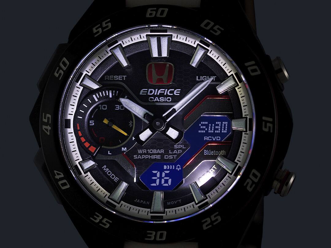 Het verlichte scherm van een chronograaf in het donker