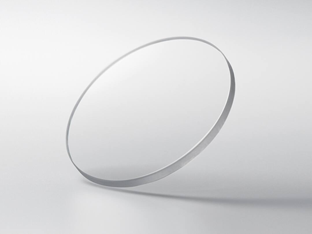 Krasbestendig, zeer transparant saffierkristal met ontspiegelde coating