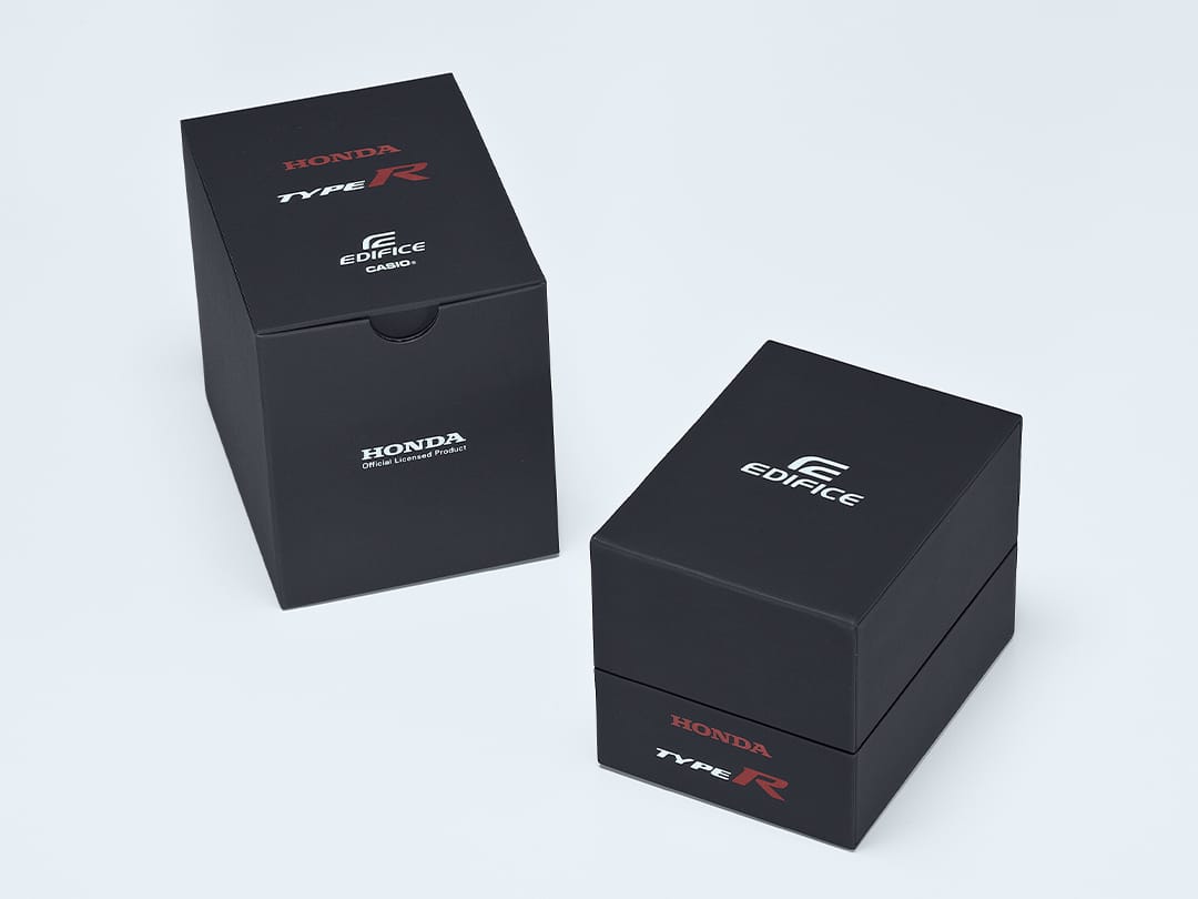 Twee zwarte dozen, voorzien van Edifice- en Honda-logo’s
