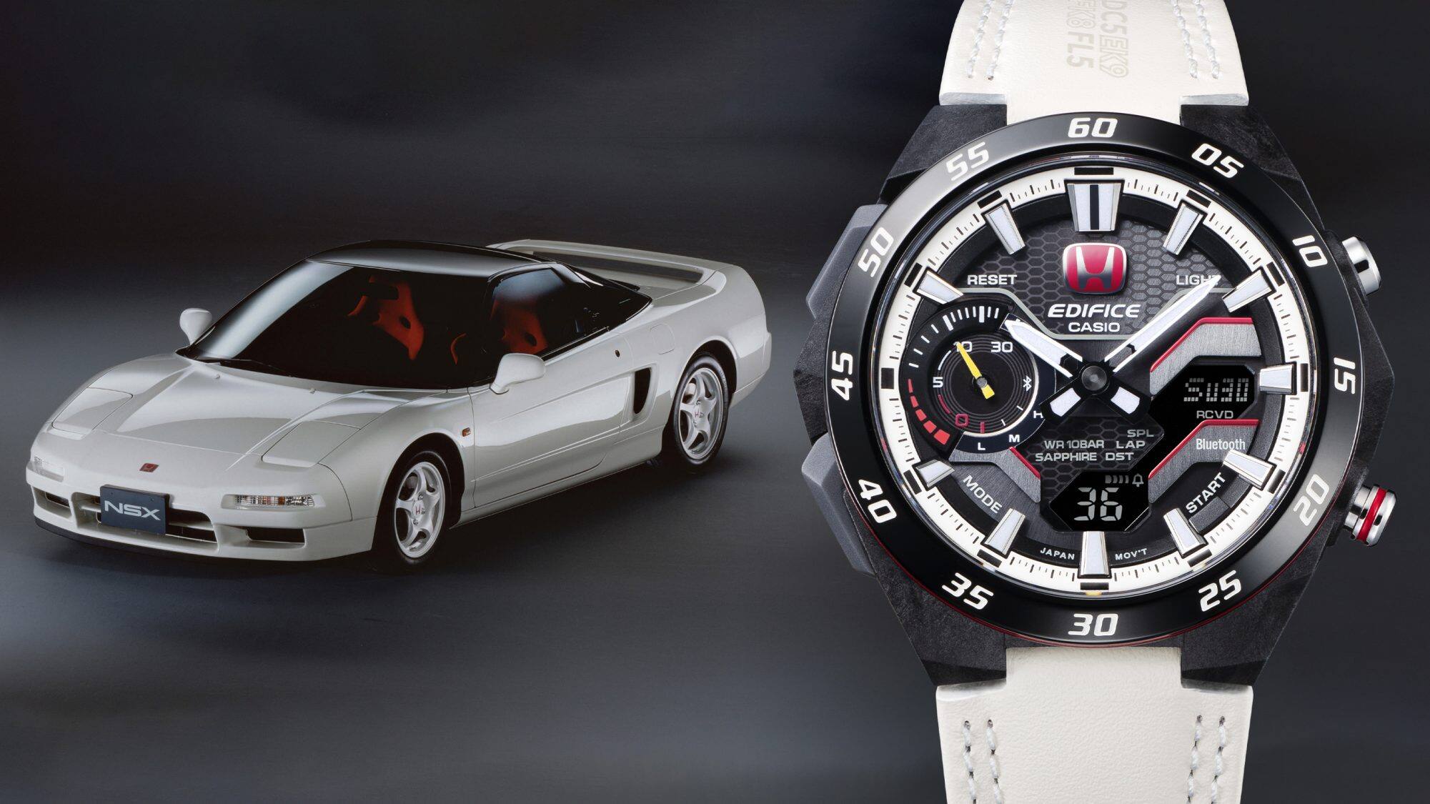 Close-up van de wijzerplaat en de kast van het ECB-2200HTR-1A-horloge naast een witte sportwagen.