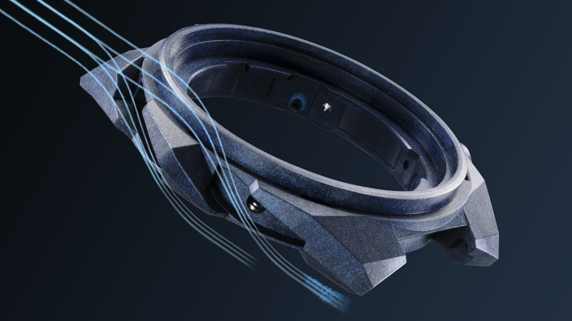 Detailopname van de indigoblauwe carbon kast met blauwe windlijnen die eroverheen waaien om de ontwerpinspiratie te benadrukken