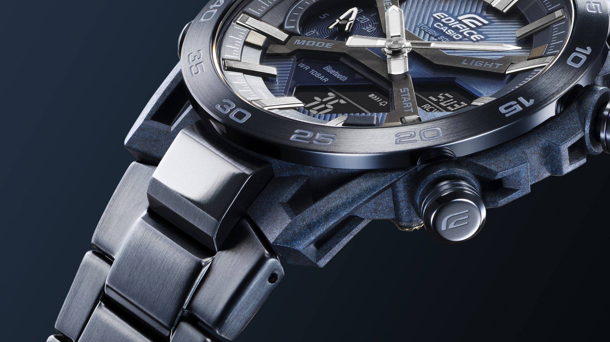 Zijaanzicht van de Casio Edifice ECB-2200CB met zicht op de bezel, armband en zijknoppen met glinsterende blauwe ion plating
