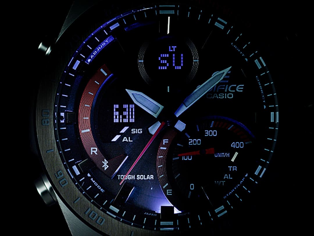 Close-up van de wijzerplaat van de ECB-900DB-1A in het donker met oplichtende dubbele LED-verlichting