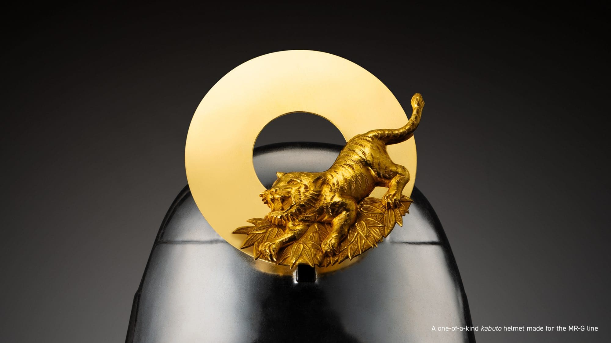 Kabuto-helm met gouden tijgerelement, tekst als aanvulling op de afbeelding: "A one-a-kind kabuto helmet made for the MR-G line"
