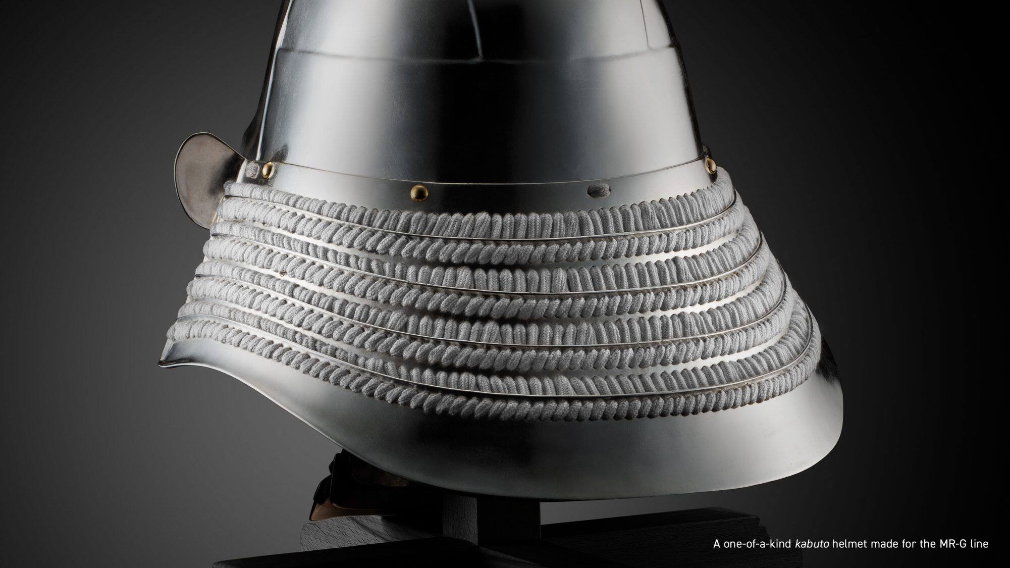 Achterkant van de Kabuto helm, die speciaal is ontworpen voor de MR-G lijn, tekst bij de afbeelding: “A one-a-kind kabuto helmet made for the MR-G line”