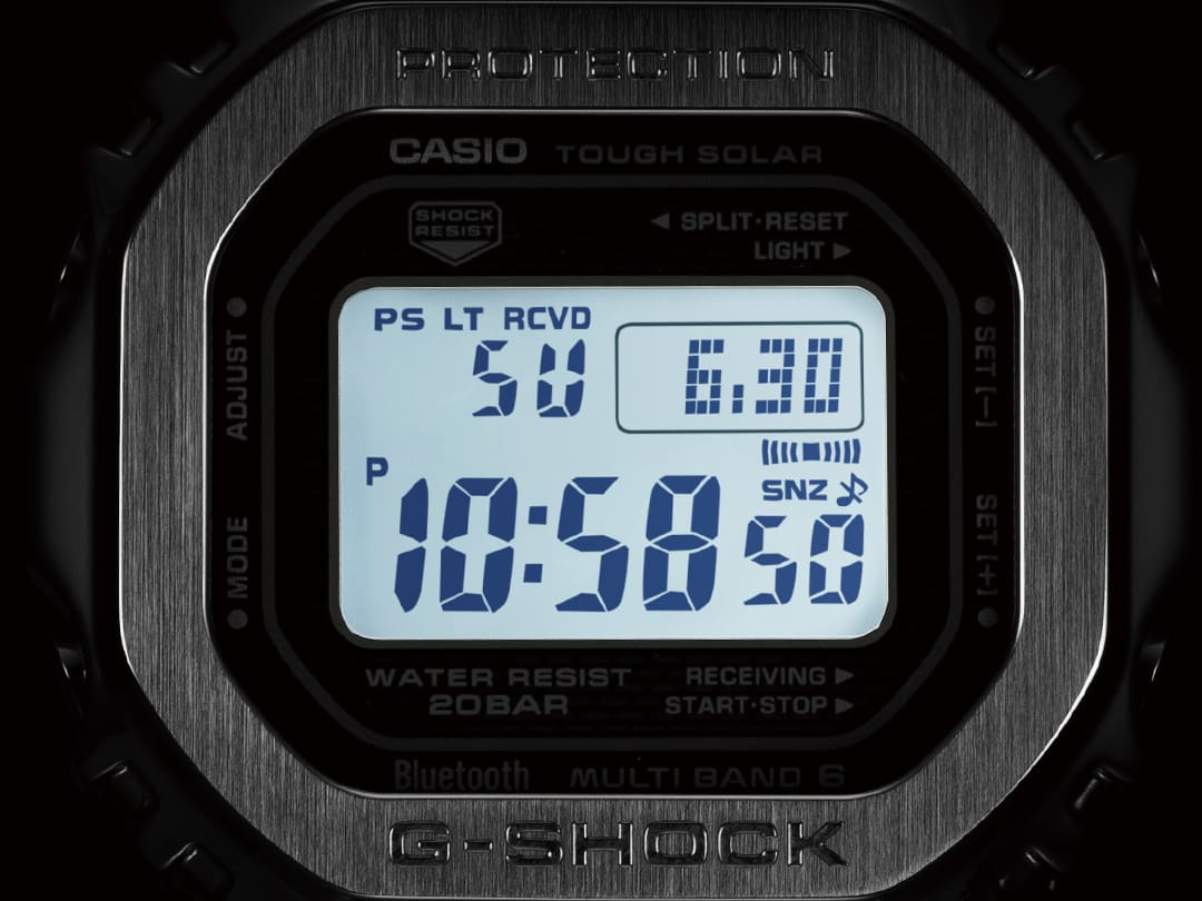 Het lichtgevende display van het GMW-B5000D-1 digitale horloge in het donker