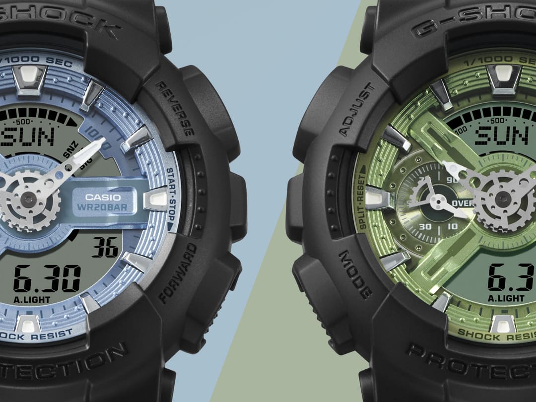 Links: Het Casio GA-110CD-1A2 polshorloge met blauwe wijzerplaat, rechts: de GA-110CD-1A3 met groene wijzerplaat