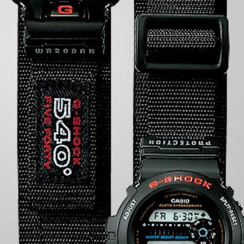 Close-up van het zwarte Casio G-Shock DW-6900BD-1T polshorloge en de zwarte STOFF armband