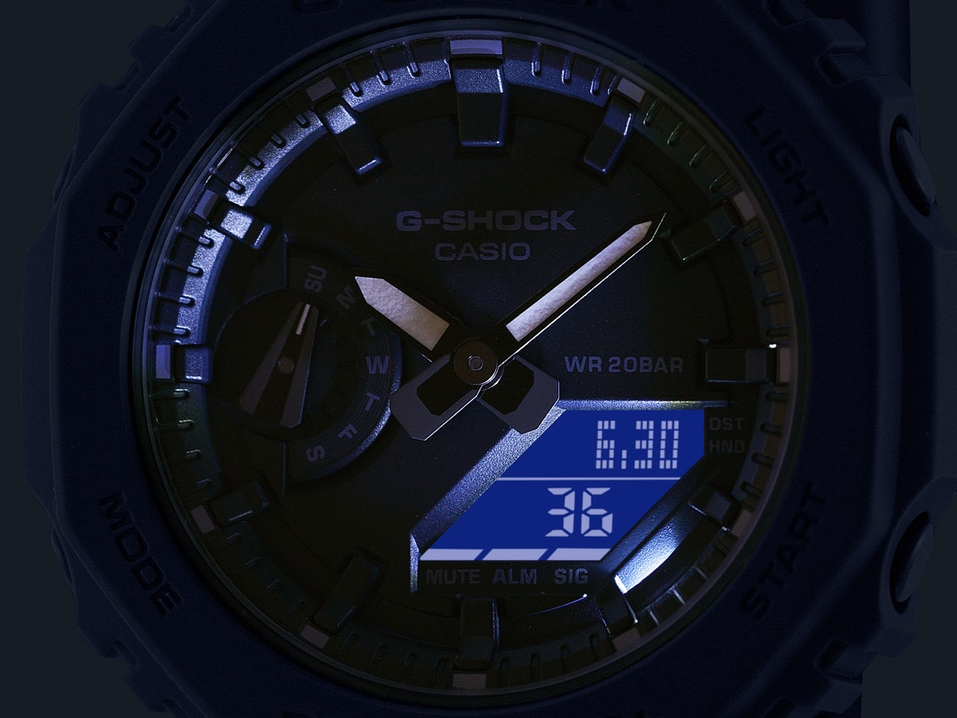 Het display van een Casio G-Shock GMA-S2100MD polshorloge in het donker met verlichte wijzerplaat