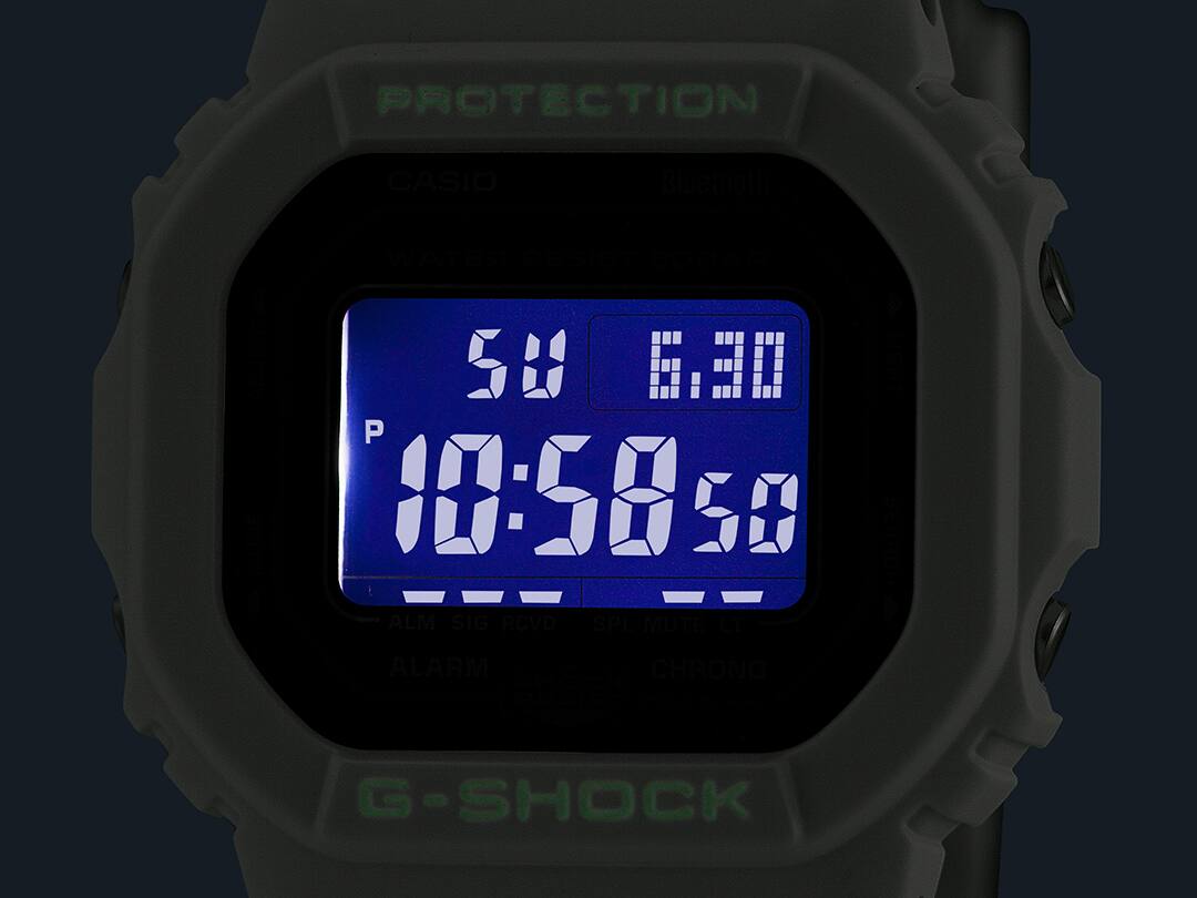 Het verlichte display van het DW-B5600SF-7 digitale horloge in het donker